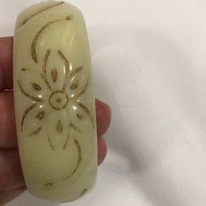 Cream bangle with floral inlay